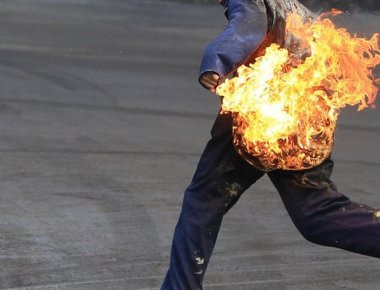 Συναγερμός στη Χίο: Πρόσφυγας αυτοπυρπολήθηκε στον καταυλισμό- Tραυματίας ο αστυνομικός που τον έσωσε!